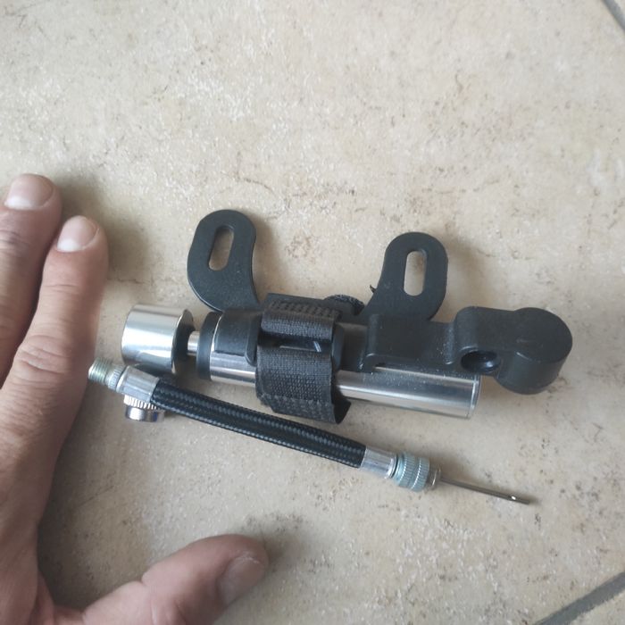 Bomba de ar compacta para bicicleta