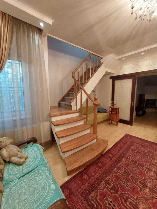 Продам двухэтажный дом с  ремонтом в Центре Слободки.