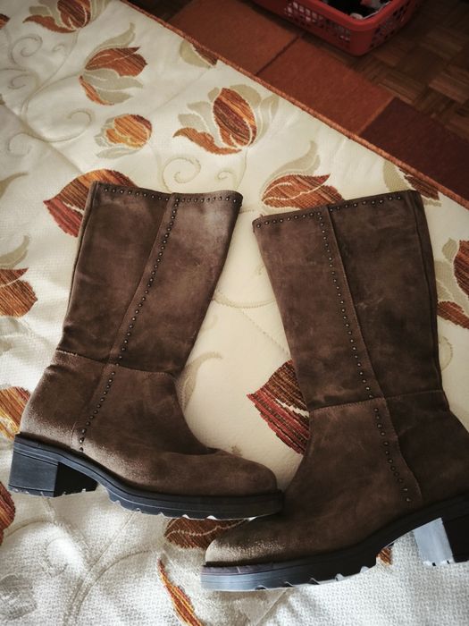 Botas em camurça no tam 36