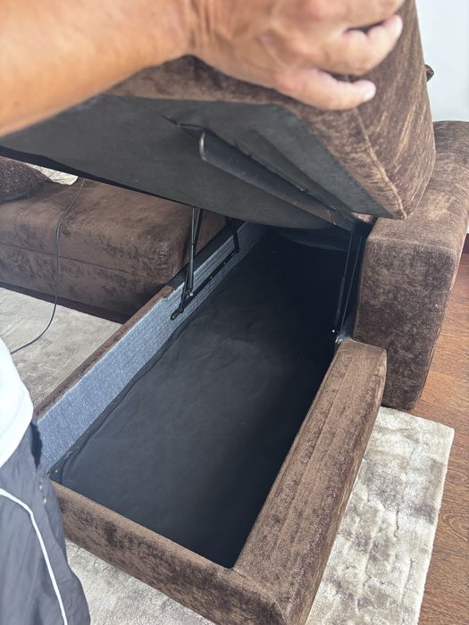 Sofa com chaisse de cor castanha
