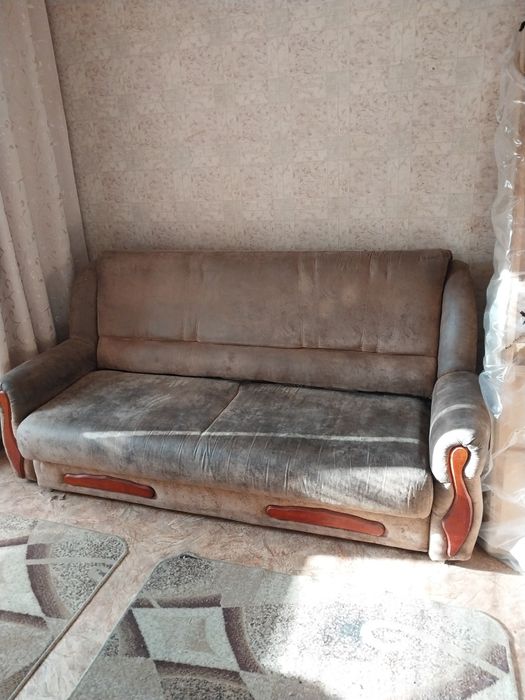 Диван розкладний з декоративними елементами.