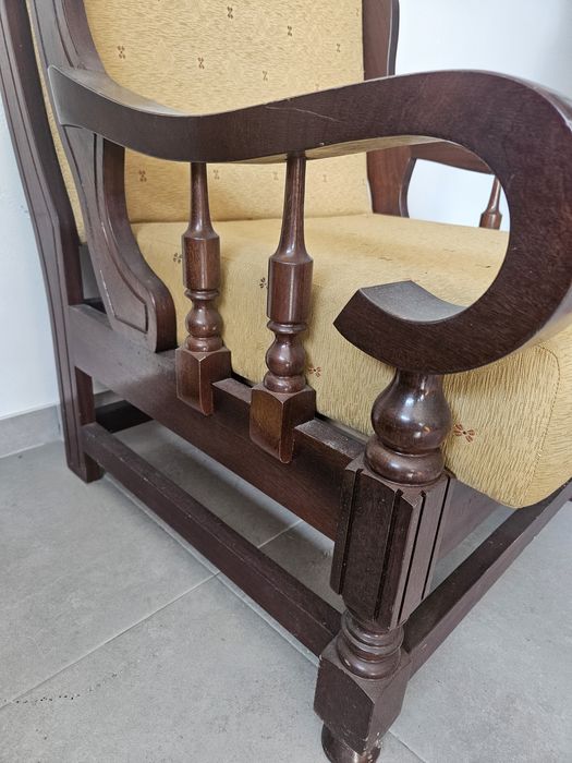 Cadeirão antigo estimado