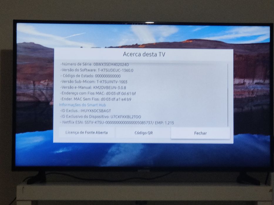 Smart TV 4K 55' + rack IKEA+ mesa de centro IKEA