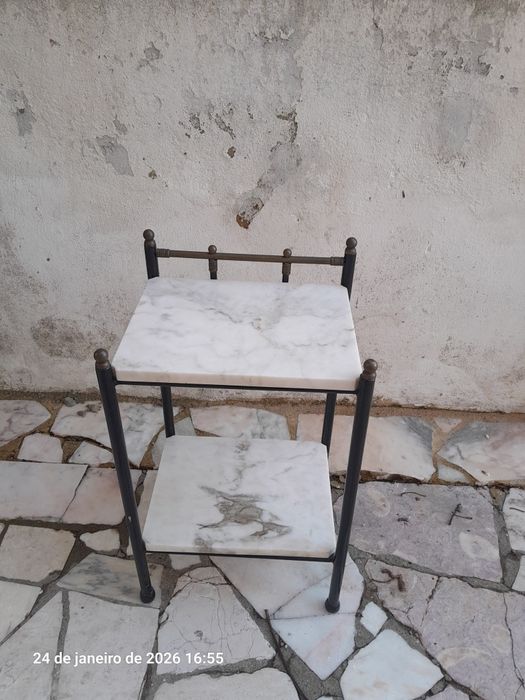 Mesa de apoio metálica com tampos de pedra