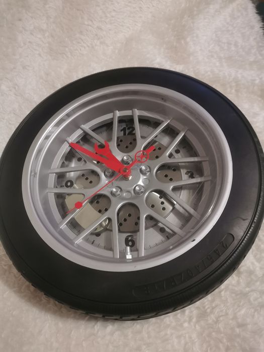 Zegar ścienny w kształcie opony duży.