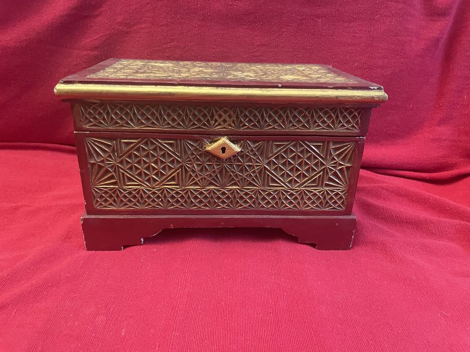 Caixa de madeira antiga pintada à mão