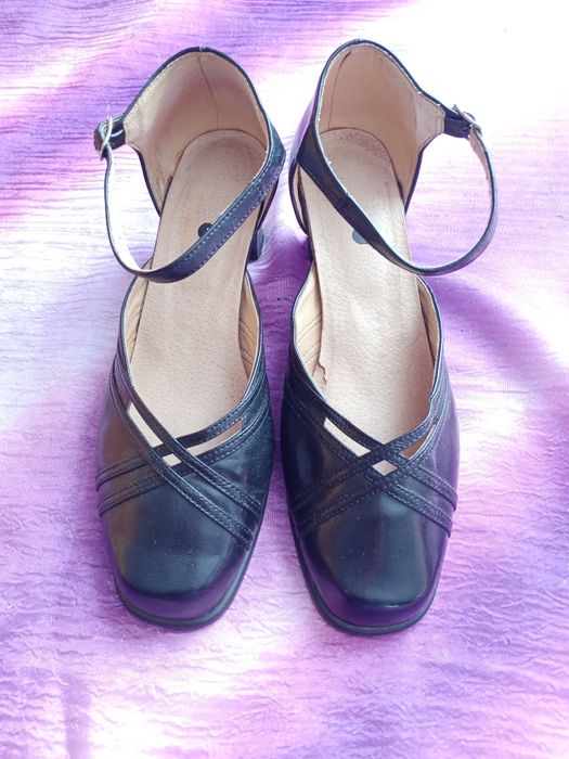 Czarne buty damskie na stabilnym obcasie,z paskiem.