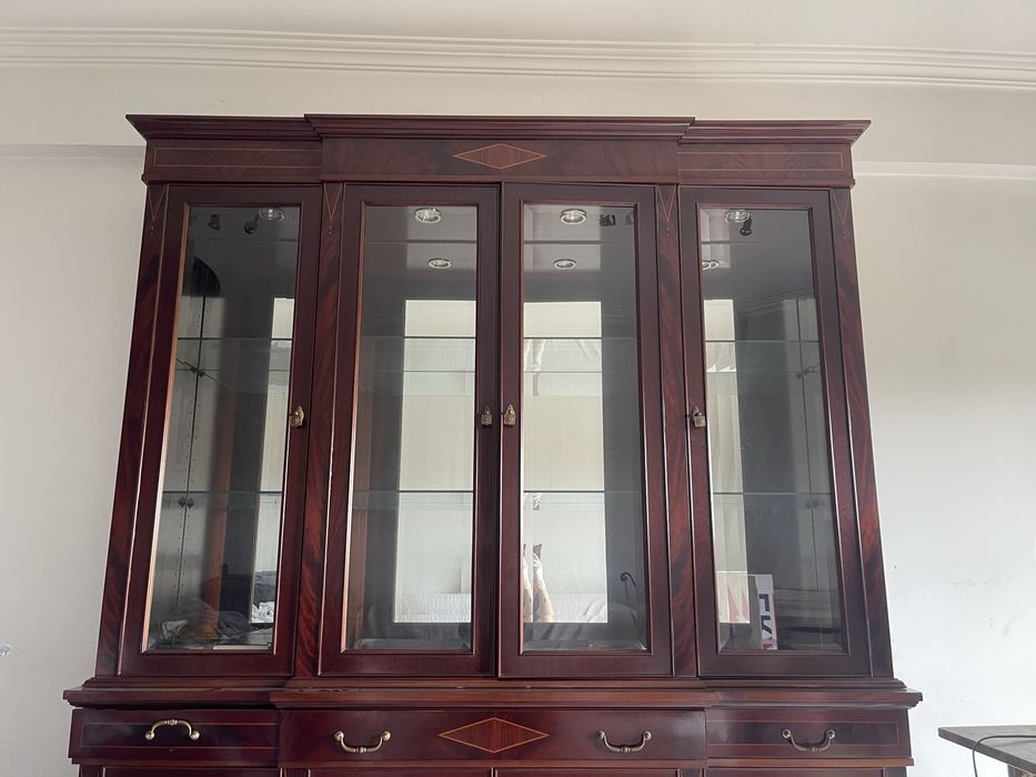 Cristaleira em madeira macica