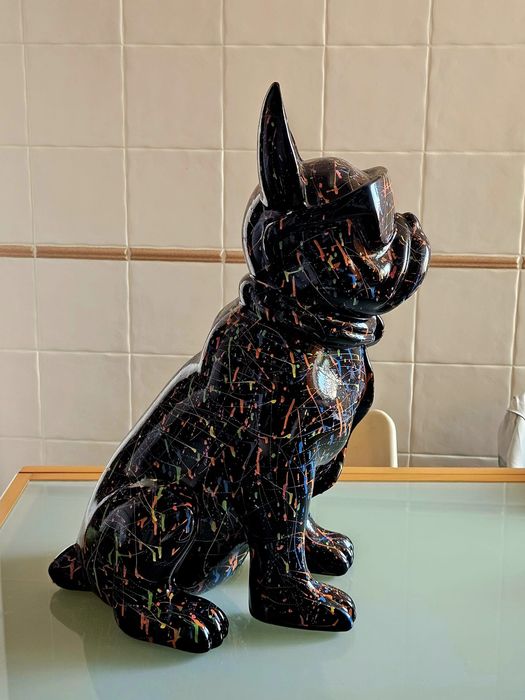 Escultura decorativa de Bulldog Francês em resina.