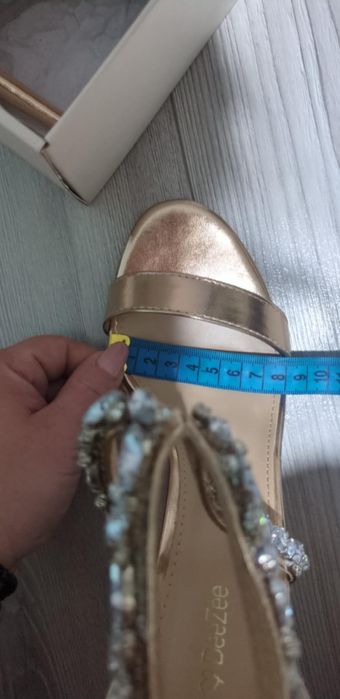 Złote buty szpilki