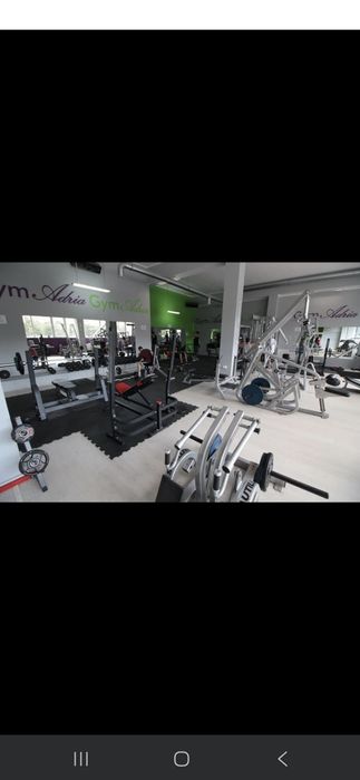 Pełne wyposażenie siłowni, podłoga typu puzzle