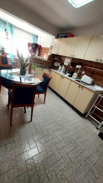 Alugo quarto.Ambiente calmo e acolhedor. À 5' da estação e 8' da praia. Casa tranquila com casa de banho partilhada com 1 pessoa. Despesas incluídas.