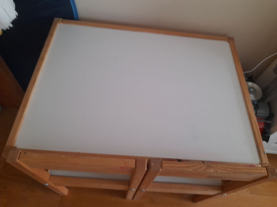 Mesa de crianças com cadeiras branco/pinho