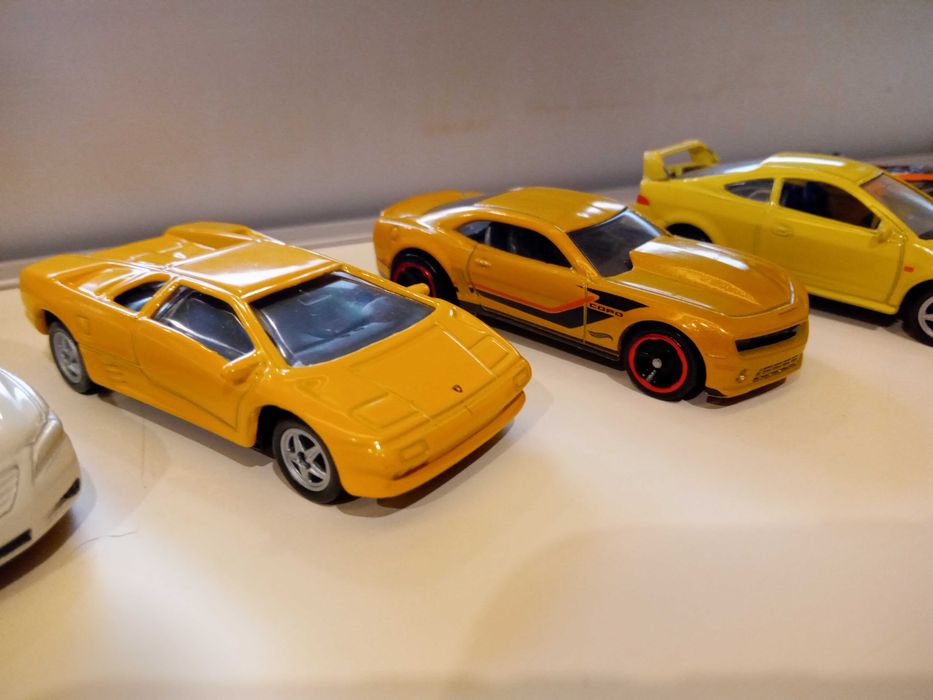 Hot Wheels e outros - 15 carros, incluindo 007 e vários Lamborghini