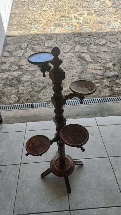 Floreira em  madeira com quatro suportes para vasos.