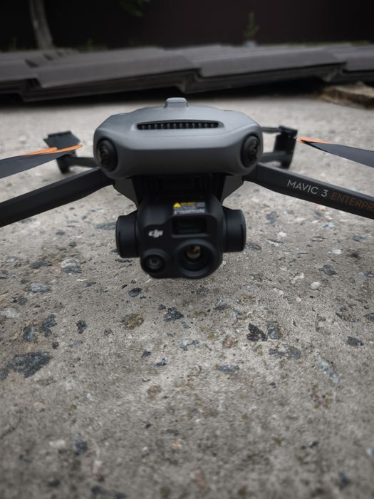 Квадрокоптер DJI Mavic 3T.