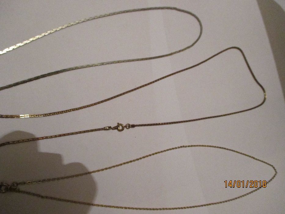 3 bonitos fios com medalha pendente e uma pulseira