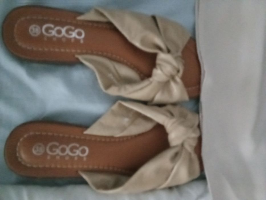 Roupa de mulher em bom estado