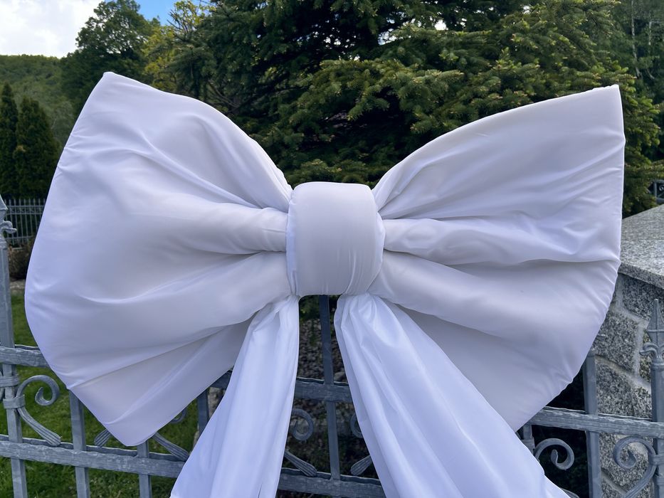 Duża biała kokarda na ogrodzenie, drzwi, balkon