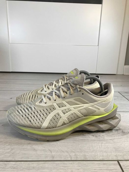 Buty do biegania ASICS Novablast rozm. 37,5