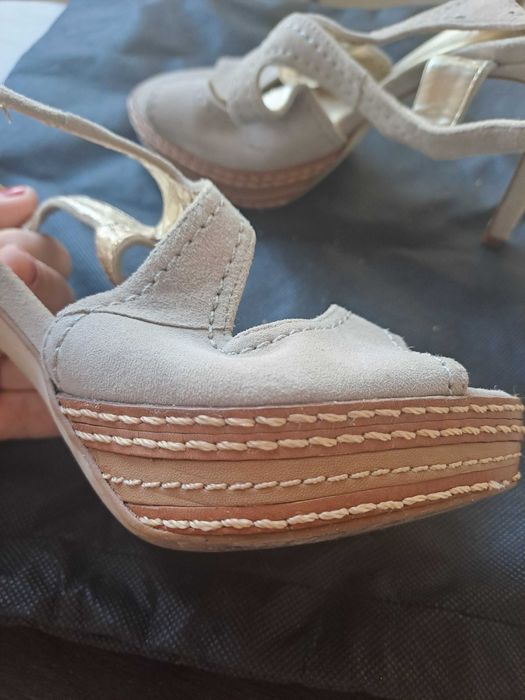 Sandálias em camurça, cor crú - Mr. CAT Brasil