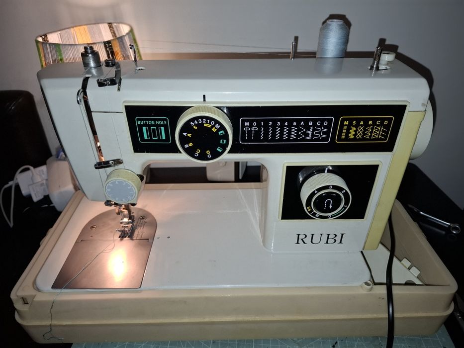 Máquina de costura com mala