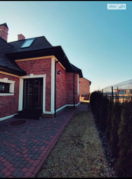 Продається будинок в англійському стилі