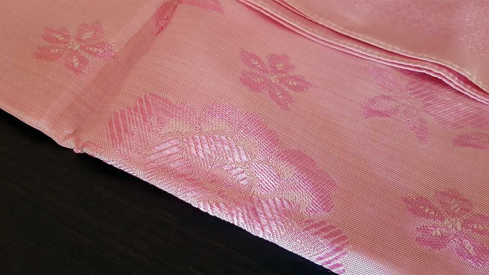 Colcha em seda, motivos florais em dois tons de rosa 195 x 150 cm