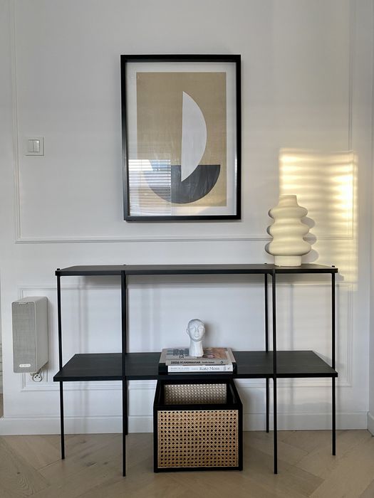 Konsola z podwójnym blatem  z metalowymi nogami.