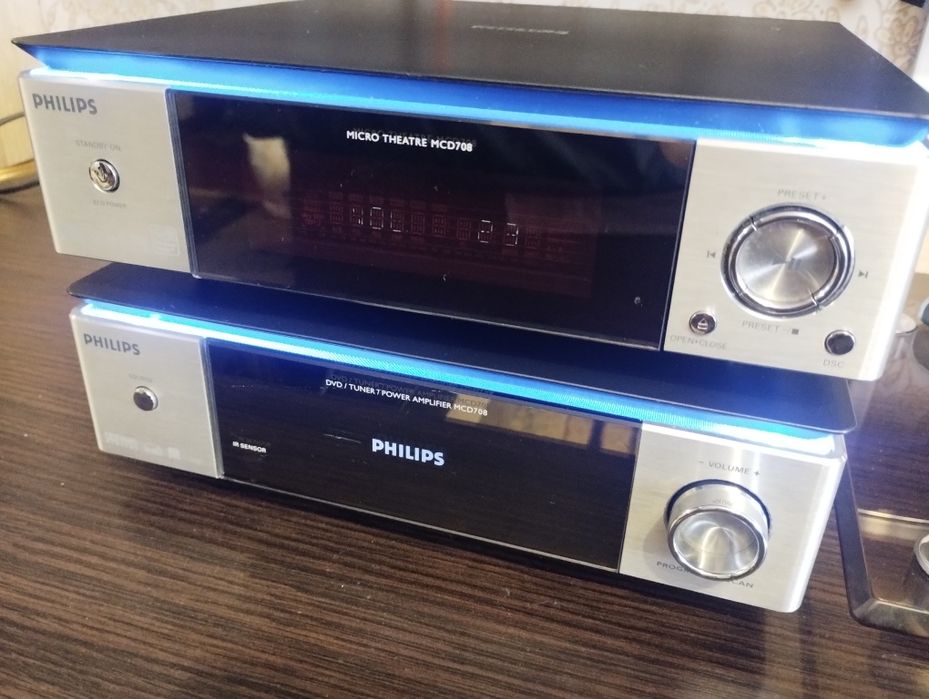 Philips MCD 708 в гарному стані. Дефект.