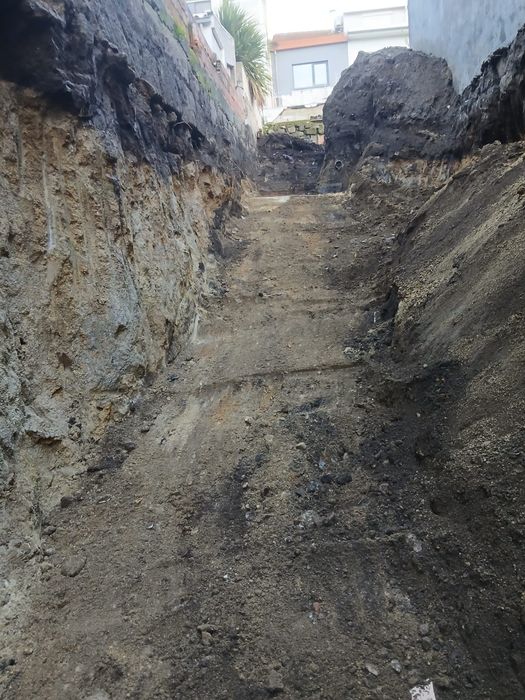 Demolições /desmonte manual de  edifícios em  pedra