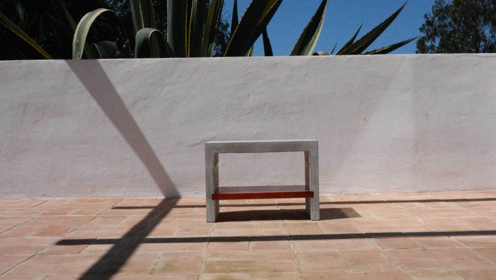 Pequena Mesa de cimento e madeira small concrete and wooden table
