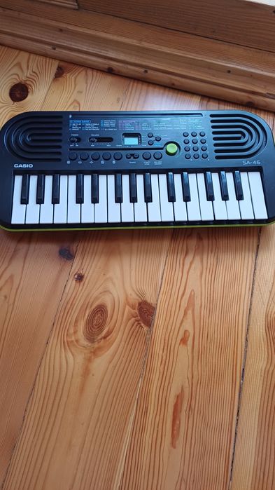 Продам мини-синтезатор "CASIO"