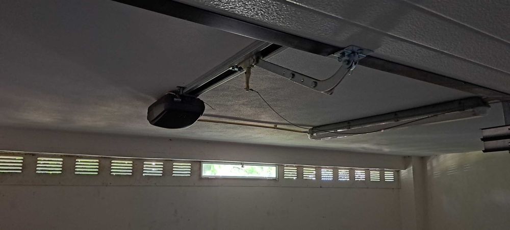 Garagem no centro de Viana  (perto da ponte antiga)