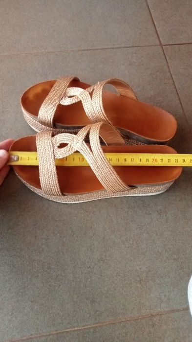 Sandálias/chinelos com salto compensado