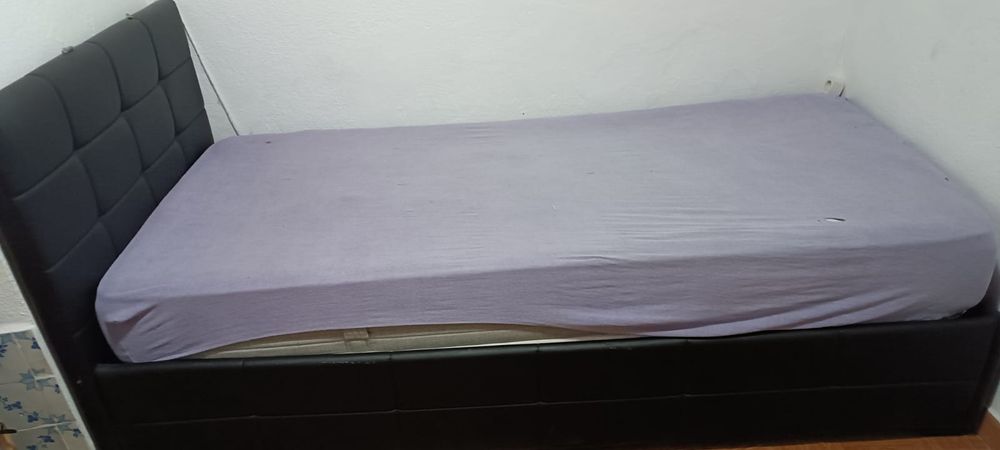Cama de solteiro/a com baú en couro sintetico