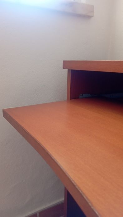 Secretaria /mesa em bom estado