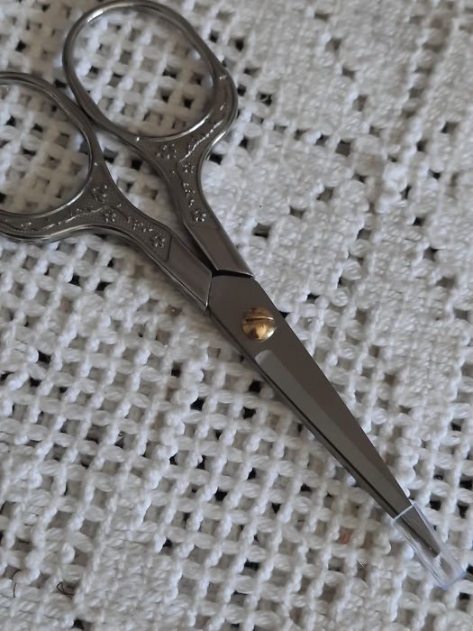 Tesoura de Costura pequena para bordados ou recortes detalhados