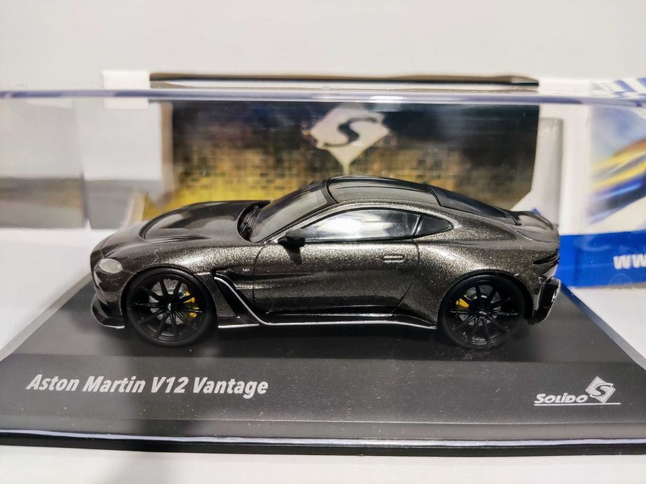 Aston Martin V12 Vantage