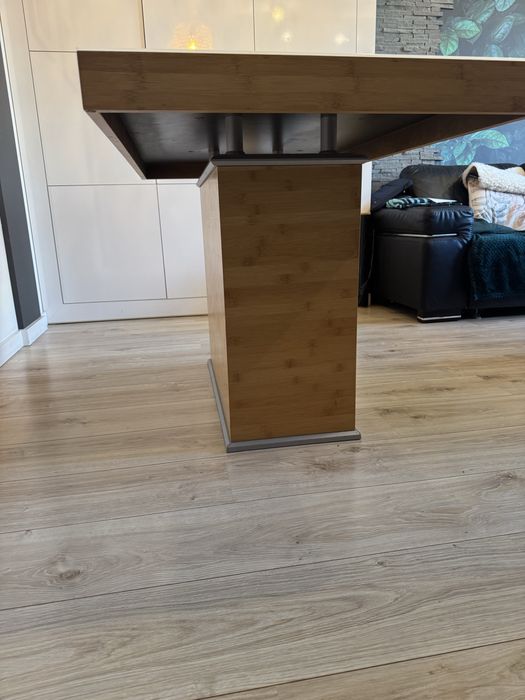 Stół bambusowy z blatem z białego szkła