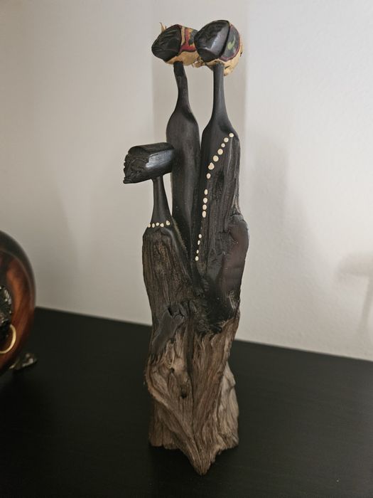 Estátua pequena em madeira preta