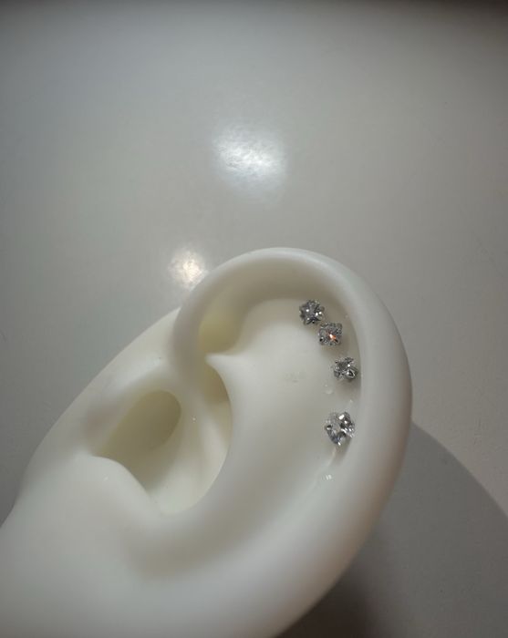 Титановий пірсинг лабрет з камінням фіаніт пірсинг в хрящ вухо ніс