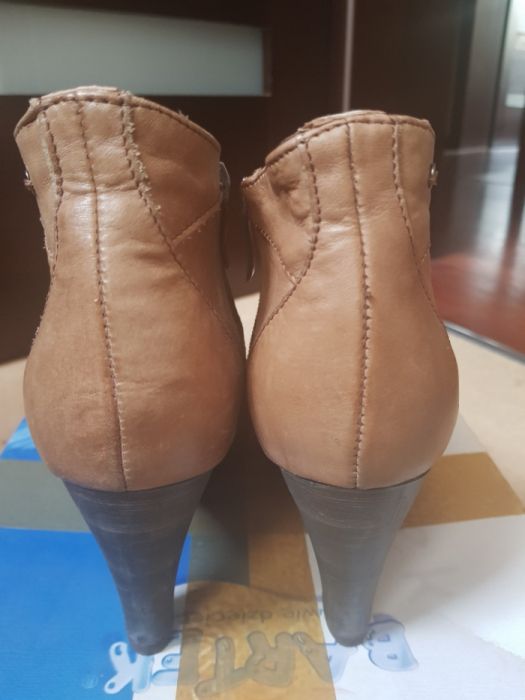 Skórzane beżowe botki buty CARINII roz. 39 ocieplane jak Nowe