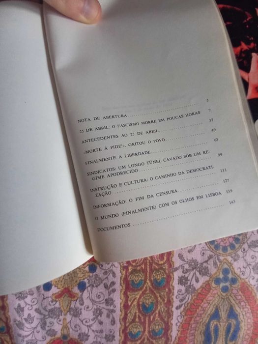 dois livros por 5 euros sobre 25 Abril e General Humberto Delgado