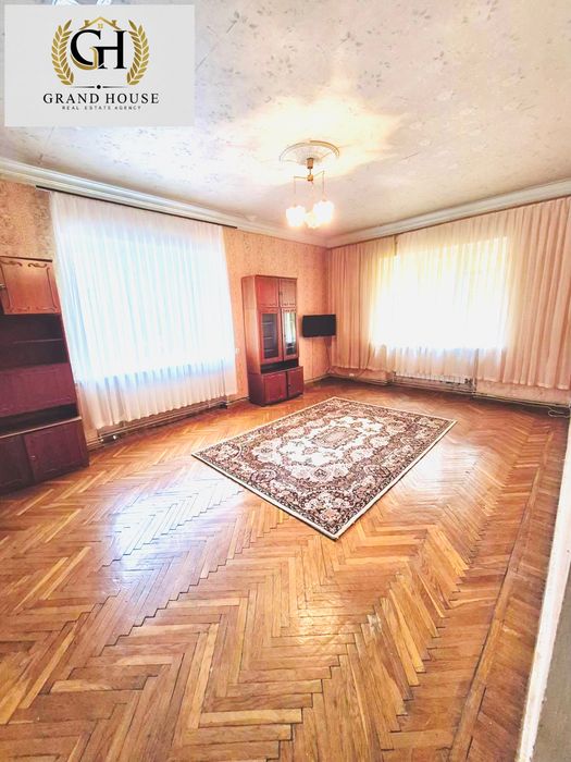 Продам елітну трикімнатну квартиру в центрі міста - 100 м².