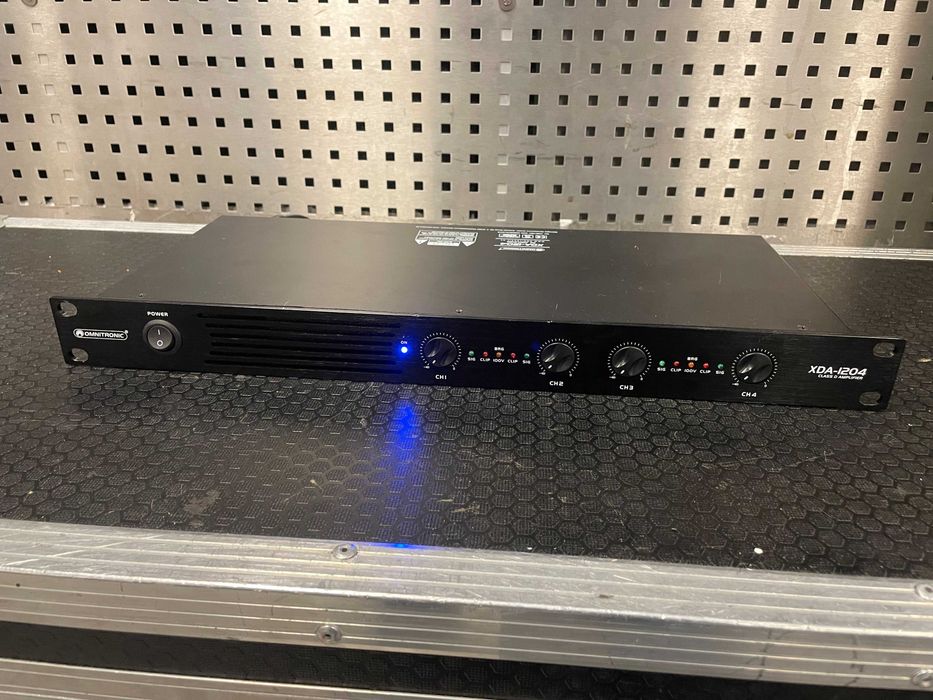 Wzmacniacz, końcówka mocy Omnitronic XDA-1204 4x300W, 2x600W RMS