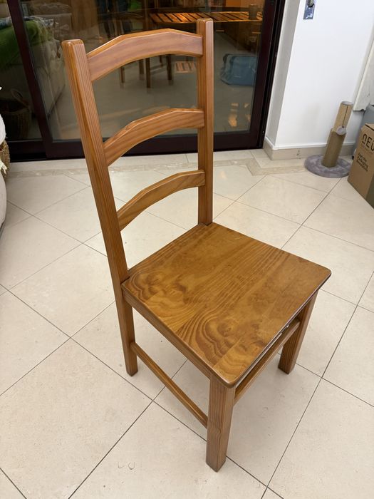 Mesa de jantar extensivel em pinho maciço com 4 cadeiras