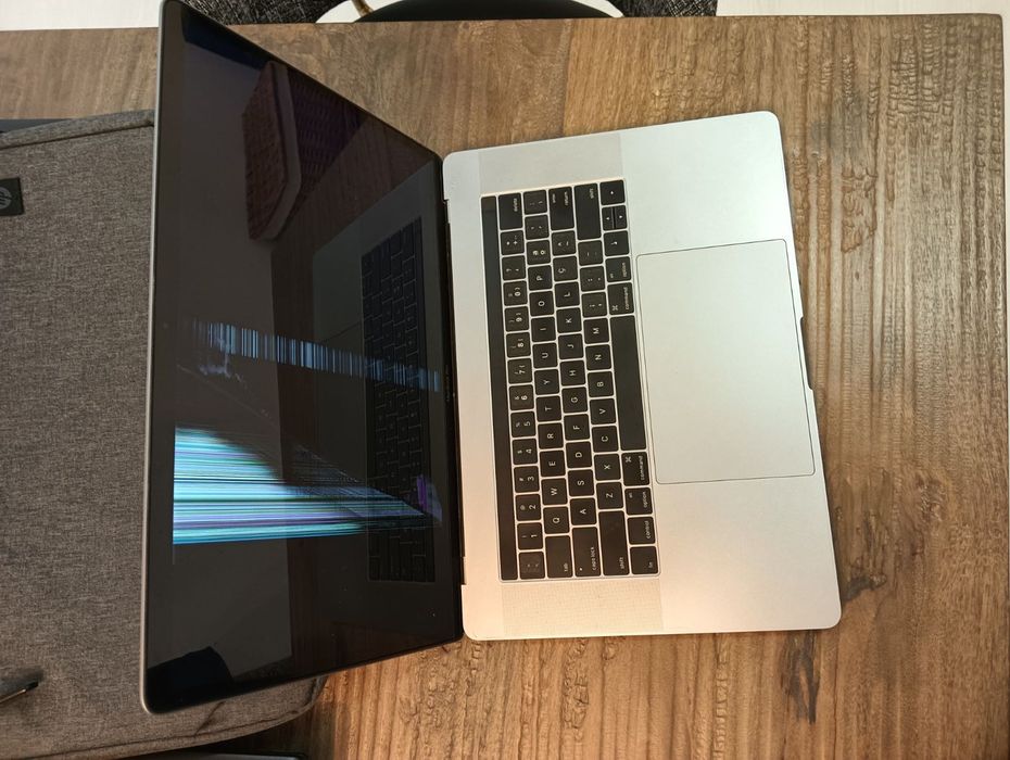 MacBook Pro cinza escuro