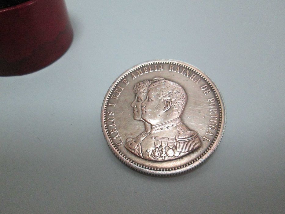 Medalha/pregadeira D. Carlos e D. Amélia