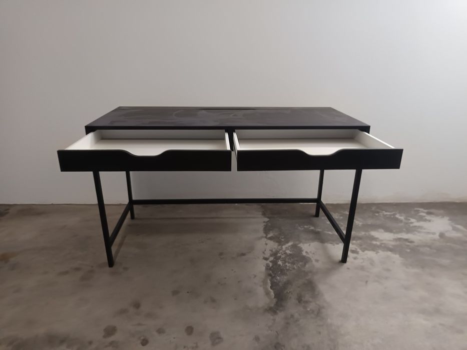 Duas mesas Secretárias ALEX, preto-castanho, 132x58cm.